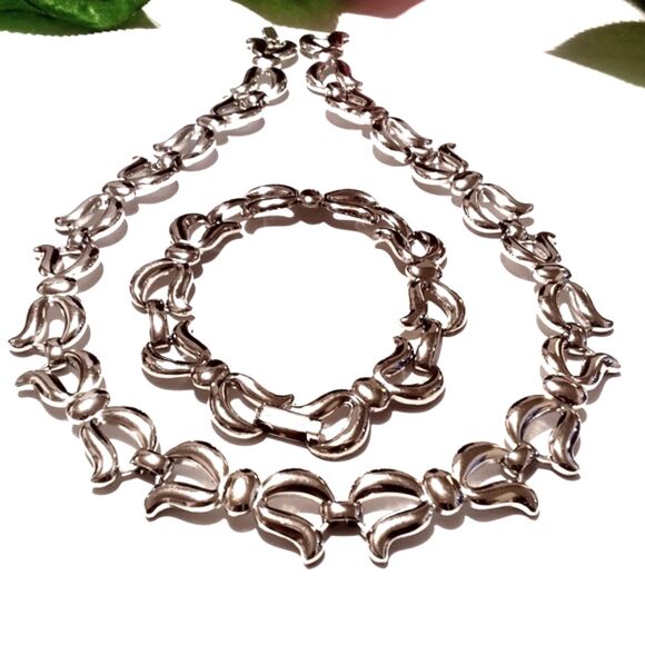 Vintage Monet Silver Tone Necklace Bracelet Set Specialty Link Demi Parure - Picture 1 of 8